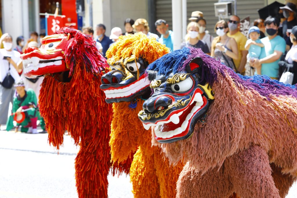 Okinawa has various festivals throughout the year. For example, the "Eisa Festival" during the Obon season, and the "Awamori Festival" during New Year's, offer events to enjoy local culture.