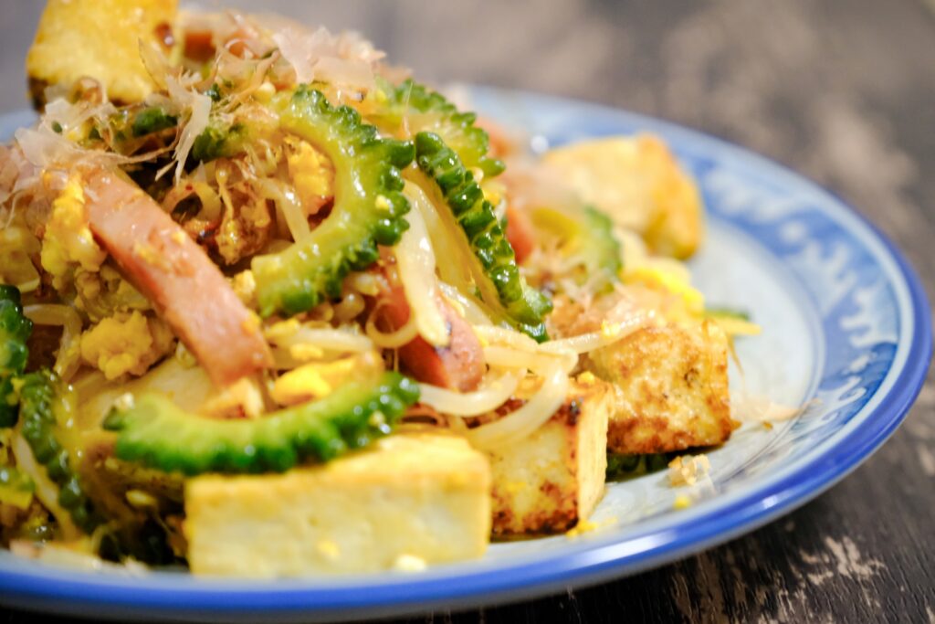 Okinawan cuisine, such as Soki soba, Okinawa soba, and Goya champuru, is healthy and delicious. Enjoy the flavors of Okinawa at local izakayas and restaurants.