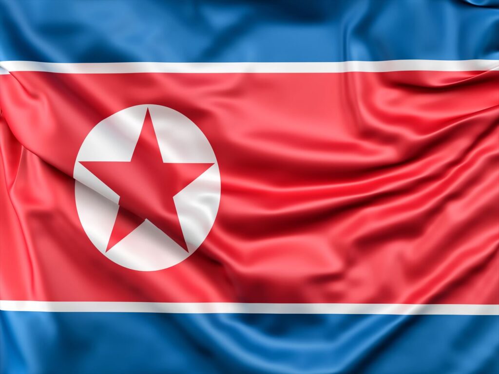 北朝鮮は東アジアに位置する共産主義国家です。核兵器やミサイルの開発や実験を行っており、国際社会との対立を深めています。日本政府は北朝鮮への渡航を全面的に控えるよう呼びかけています。北朝鮮では、外国人は厳しい監視下に置かれ、自由な行動やコミュニケーションが制限されます。また、政治的な理由で逮捕や拘束される危険もあります。北朝鮮では、2021年3月に日本海でミサイルを発射しました。日本人も含めて外国人は標的にされやすいです。また、インフラや医療も不十分であり、自然災害や感染症のリスクも高いです。